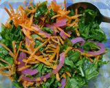Foto del paso 4 de la receta: Rúcula, zanahoria, cebolla morada en ensalada