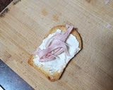 Foto del paso 3 de la receta: Tostas de queso gorgonzola con anchoas y jamón cocido