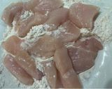 Foto del passaggio 2 della ricetta Pepite di Pollo Speziate con Salsa d’ostrica