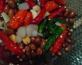 Foto langkah ke 7 dari resep Lontong Isi Oncom dan Sambal Kacang.