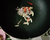 Foto langkah ke 3 dari resep Nasi Goreng Sosis Bumbu Iris.
