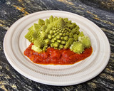 Foto del paso 3 de la receta: Romanescu con tomate frito y pimientos rojos