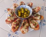 Foto del paso 4 de la receta: Crostini caliente de queso, pesto y jamón