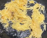 A picture of step 2 of Airfryer Spaghetti squash and fried egg quick lunch.