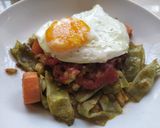 Foto del paso 4 de la receta: Judías verdes con pollo, pisto y huevo