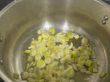 Crema multiverduras con chips de boniato y sal negra en olla a presión