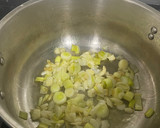Foto del paso 1 de la receta: Crema multiverduras con chips de boniato y sal negra en olla a presión