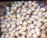 A picture of step 1 of Garlic hummus.