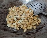 Foto langkah ke 2 dari resep Kacang Mede Goreng Bawang Putih.