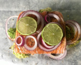 Foto del paso 2 de la receta: Salmón al papillote con verduras y lima