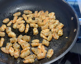 Foto del paso 10 de la receta: Tiburones con langostinos en su salsa