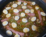 Foto del paso 5 de la receta: Salchichas con guisantes y huevos de codorniz