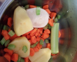 Foto del paso 1 de la receta: Dos platos de una misma olla: Sopa de pollo y puré de pollo para bebés
