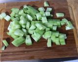 Une image de l'étape 2 de Salade aux deux tomates, concombre et feta sauce melfor.