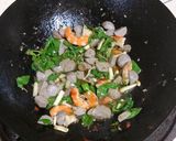 รูปขั้นตอนการทำที่ 2 ของ ผัดกะเพราลูกชิ้นอกไก่ไรซ์เบอร์รี่