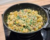 Foto del paso 8 de la receta: Wok de orecchiette con pulpo, champiñones y espinaca en salsa ajonesa