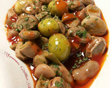 Foto del paso 5 de la receta: Habas tiernas con sofrito de ajos, perejil y olivas verdes