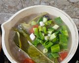 Foto langkah ke 5 dari resep Sop Ikan Kembung Segar (Tidak Amis).