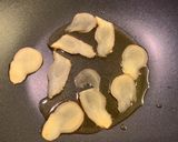 A picture of step 2 of 3 cups chicken (三杯雞).