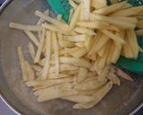 Foto langkah ke 2 dari resep French fries/ kentang goreng (frozen food).