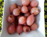 Foto del paso 2 de la receta: Cebollitas en vinagre con aliño de curry panang y harisa egipcia