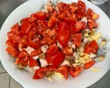 Une image de l'étape 9 de Salade de pâtes au porc, tomates, champignons, feta et cornichons.