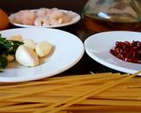 Foto del paso 1 de la receta: Spaguetti con huevo y gambas