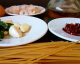 Foto del paso 1 de la receta: Spaguetti con huevo y gambas