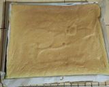 Foto langkah ke 3 dari resep Easy Pandan Roll with Cheddar Cream.