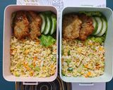Foto langkah ke 7 dari resep Bekal Gyeran Bokkeumbap (Nasi Goreng Telur Korea) dan Perkedel Teri Nasi.