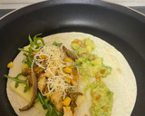 Foto del paso 3 de la receta: Quesadillas con pollo, setas y guacamole casero