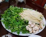 Hình bước làm 4 của món Lẩu gà lá é, gà nướng tiêu chấm muối lá é