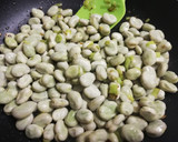 Foto del paso 1 de la receta: Habas esparragadas con huevo cuajado