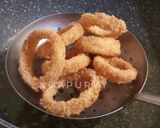 Foto langkah ke 4 dari resep Crispy Onion Rings Eggless Berlapis Bread Crumbs atau Tepung.