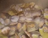A picture of step 1 of Spaghetti alle vongole (spaghetti with clams).