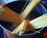 A picture of step 2 of Green spaghetti.