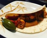 Foto del paso 4 de la receta: Fajitas de pollo, pimiento, cebolla morada, tomatillos y chiles poblanos