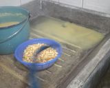 Foto del paso 2 de la receta: Tamal de mole negro en hoja de palma de plátano