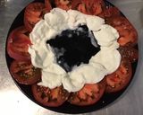 Une image de l'étape 2 de Salade de tomates tricolores à la mozzarella di buffala et ail triquetre séché.