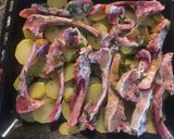Foto del paso 3 de la receta: Chuletillas de cordero a la menta con patatas al horno