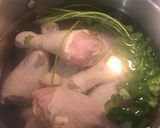 Foto del paso 1 de la receta: Sopa de fideos con piernitas de pollo