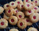 Foto langkah ke 8 dari resep Crunchy Strawberry Cheese Thumbprint Cookies.