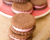 Foto del paso 1 de la receta: Galletas oreo rellenas de fresa