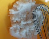रेड वेलवेट एग्ग्लेस केक इन कुकर (Red valvet eggless cake in cooker recipe in hindi) रेसिपी चरण 4 फोटो