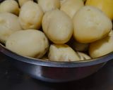 A picture of step 2 of Lasaniya batata.