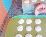 รูปขั้นตอนการทำที่ 13 ของ Macaron หม้ออบลมร้อน อยากทำมาการองไหม!! ไข่ขาวแค่1ฟอง