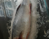 Foto del paso 2 de la receta: Lubina a la sal