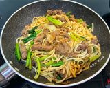 Hình bước làm 4 của món Mì Udon Xào Thịt Bò Cải Ngồng