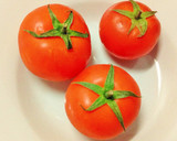Foto del paso 2 de la receta: Pincho de mojama con olivada, tomate, albaricoque y piñones