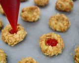 Foto langkah ke 6 dari resep Thumbprint Kukis Kacang | Empuk dan Renyah.